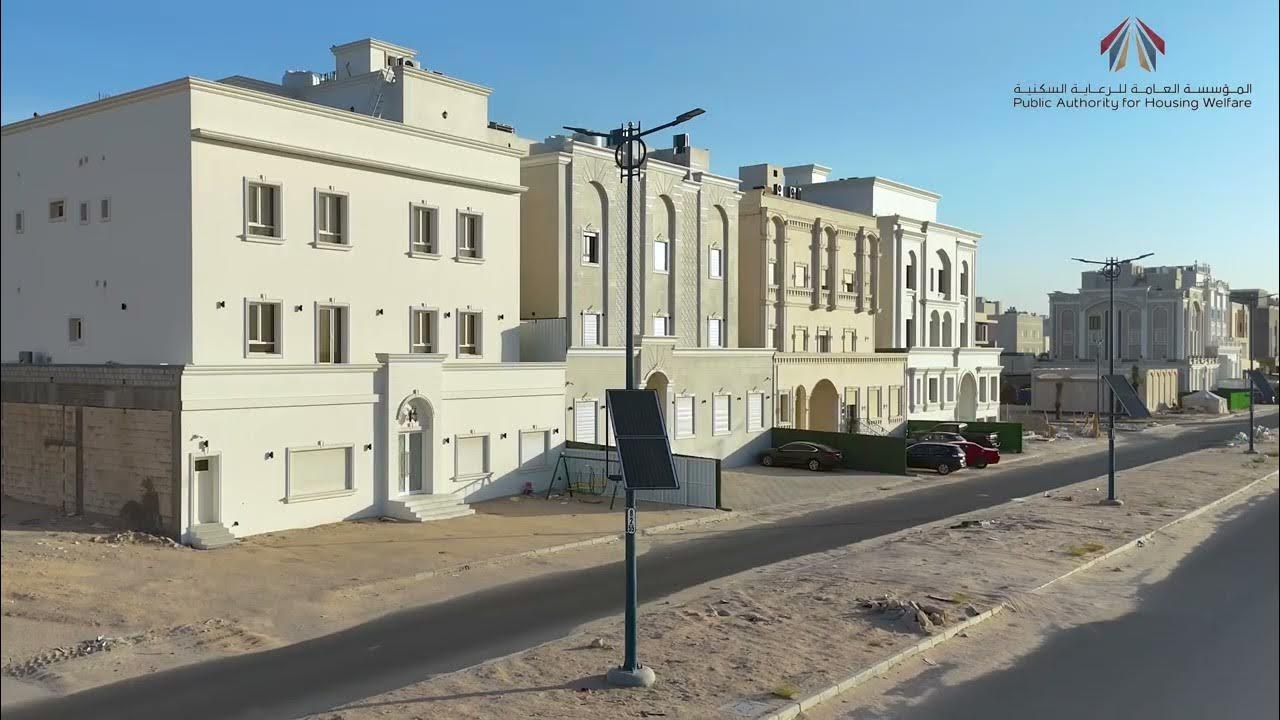 ألواح طاقة شمسية مثبتة في أعمدة إنارة بضاحية جنوب عبد الله المبارك