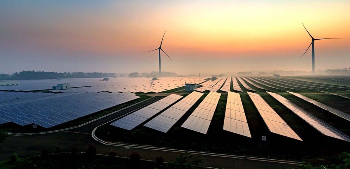 محطة للطاقة الشمسية بجوار توربينات الرياح تساهم في تحول الطاقة في أميركا الجنوبية