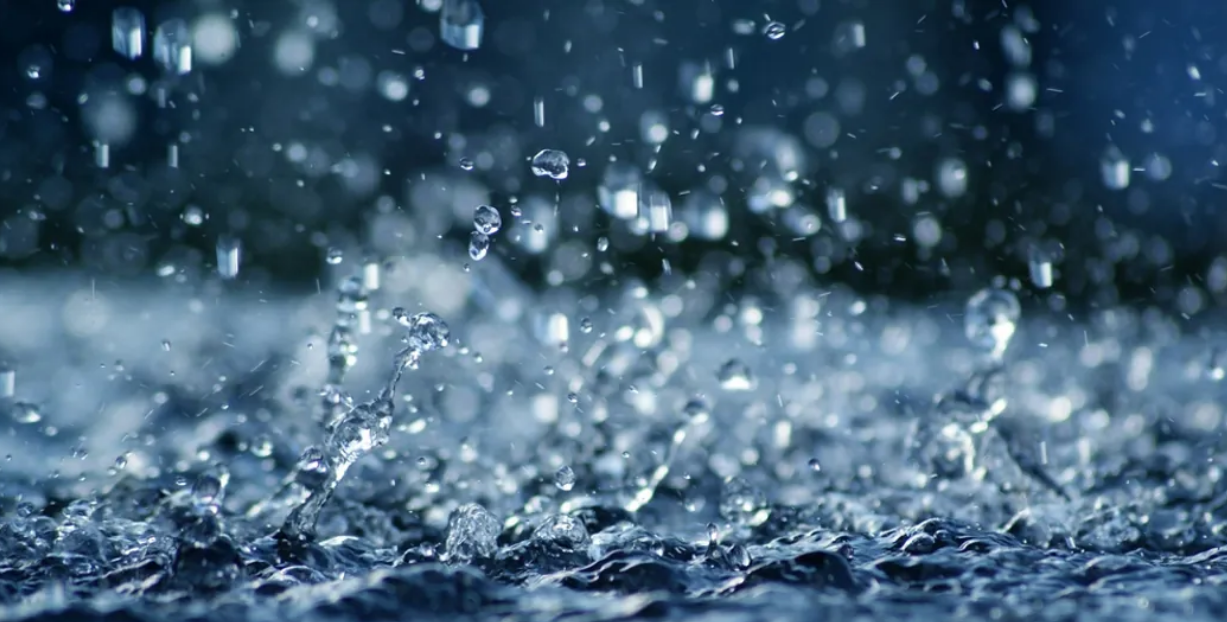 اصطدام قطرات المطر بالمياه
