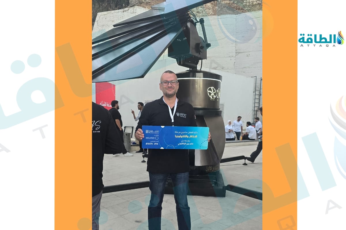 مؤسس مشروع إيريس طارق حمدان بعد حصولة على جائزة "الابتكار والتكنولوجيا" خلال ملتقى الصناع الأردنيين لعام 2025