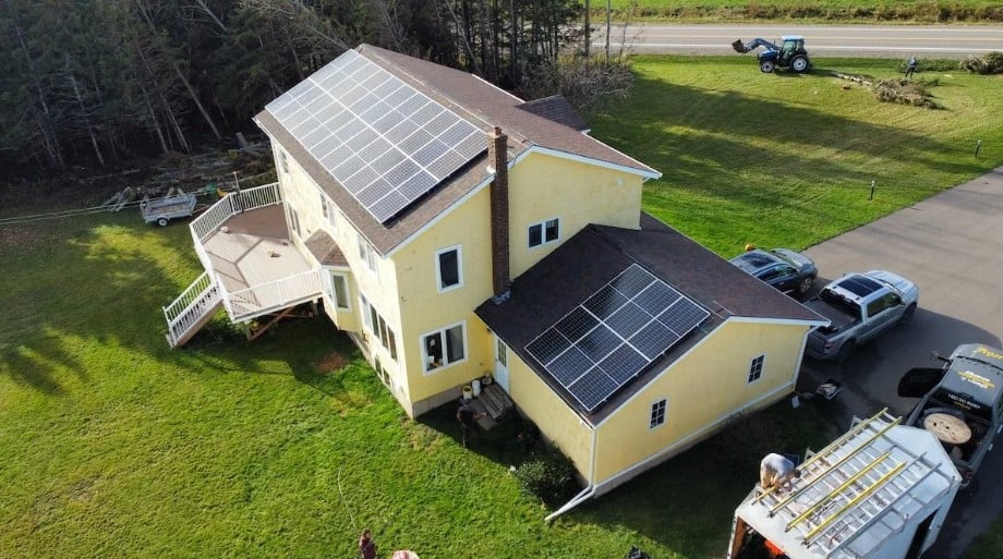 منازل معززة بألواح شمسية على الأسطح وسط مساحات زراعية