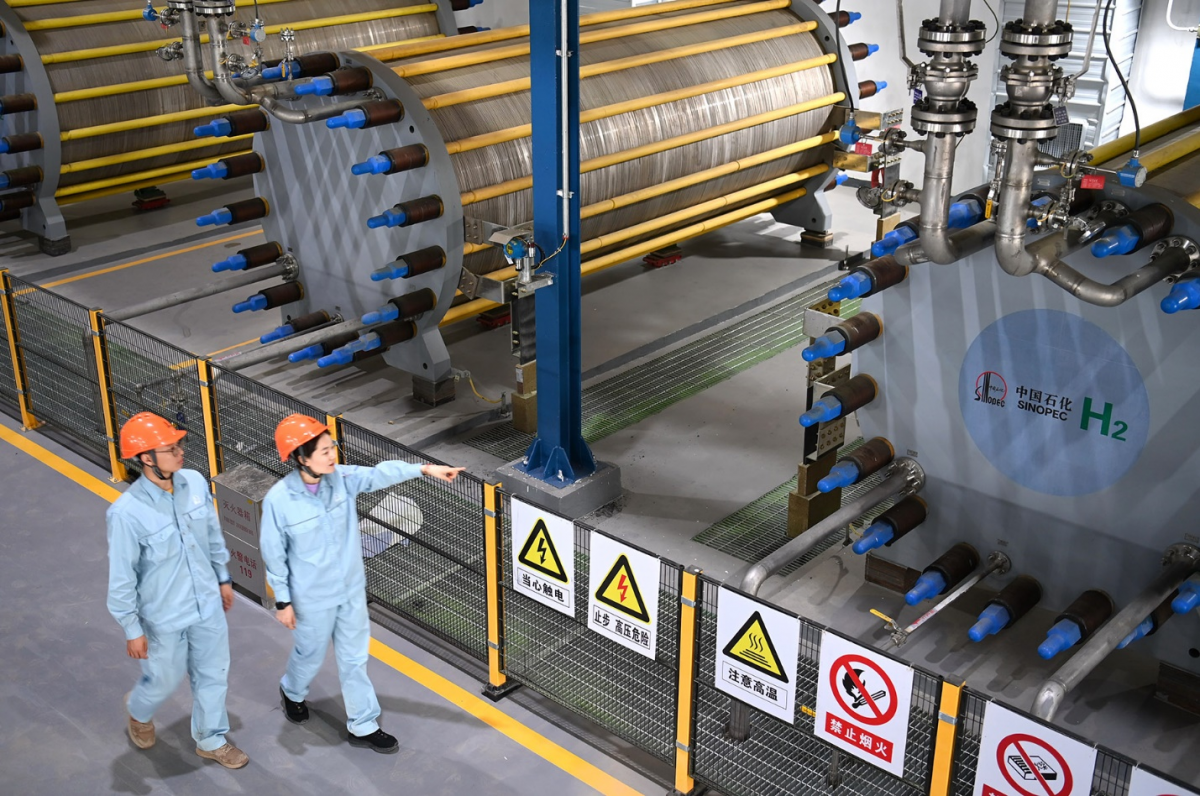 محلل كهربائي لإنتاج الهيدروجين في مصنع بمحافظة أكسو الصينية 