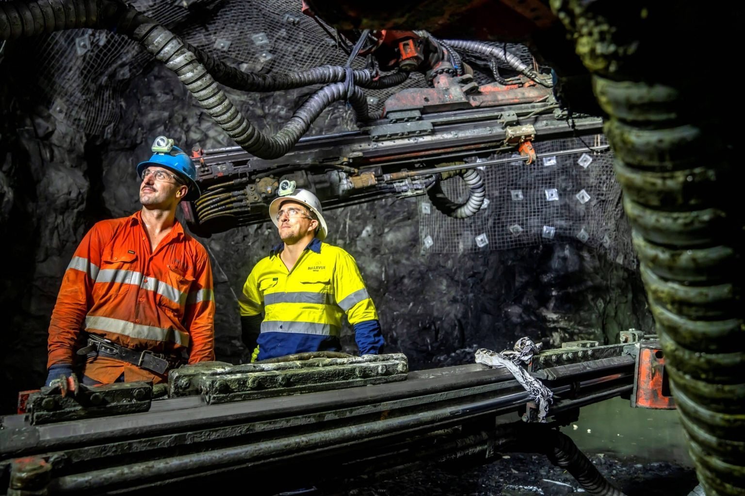 عمال في منجم بليفو غولد