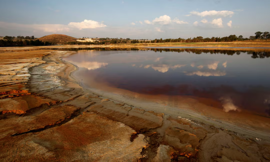 مياه ملوثة ناتجة عن عمليات التعدين تملأ سدًا بالقرب من مدينة جوهانسبرغ بجنوب أفريقيا 