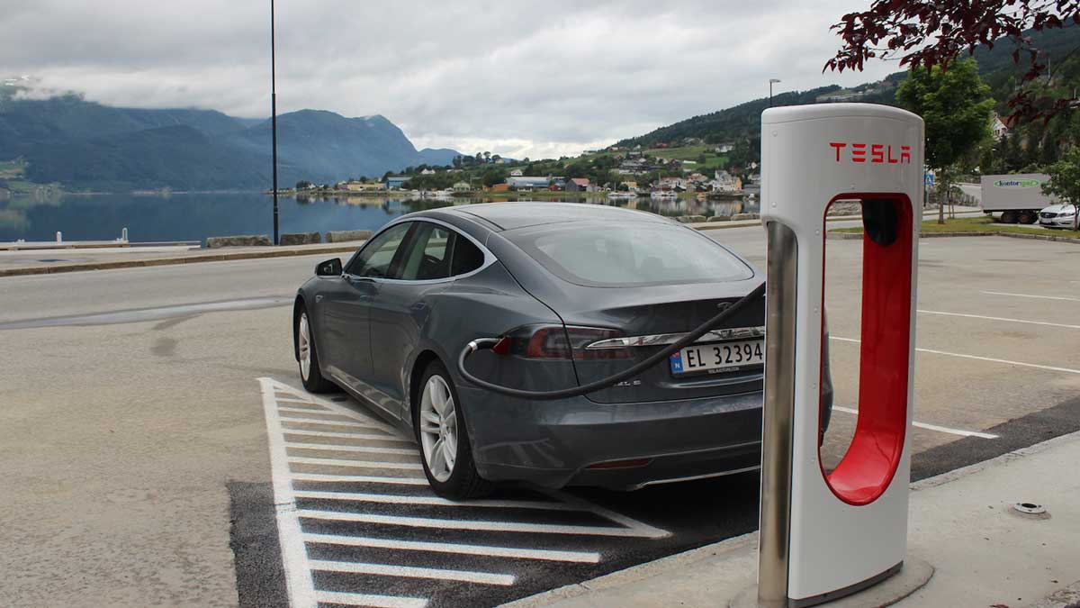 شحن سيارة كهرباء من طراز تيسلا في النرويج