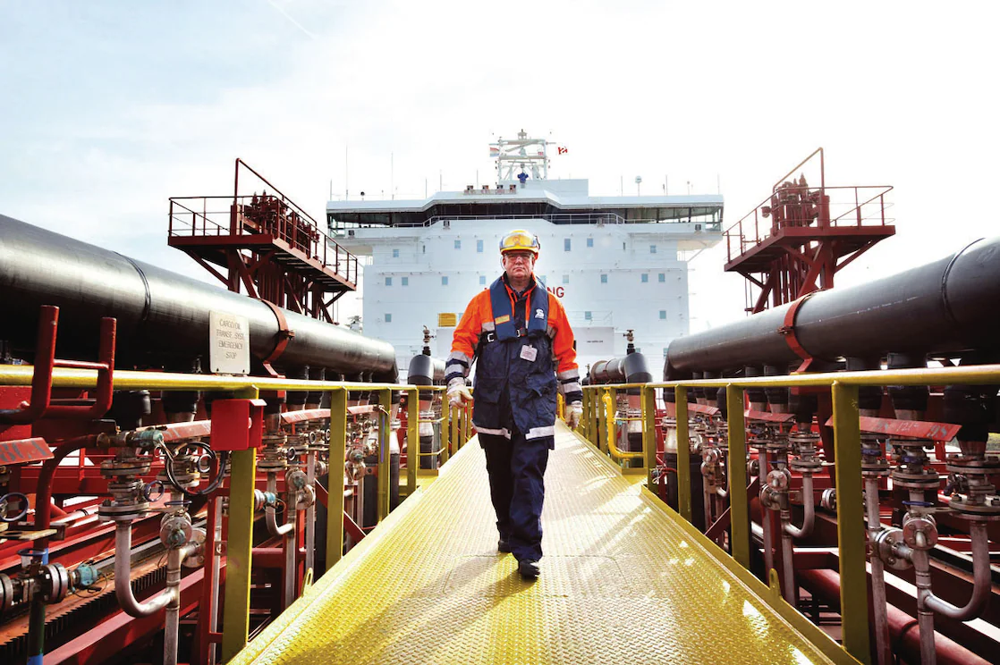 عامل يسير داخل سفينة أثناء تموين الوقود البحري منخفض الكبريت