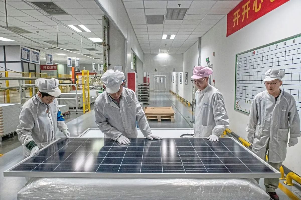 عمال داخل مصنع للألواح الشمسية