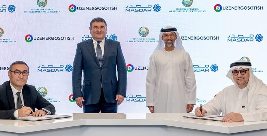 جانب من توقيع الاتفاقية بين شركة مصدر ووزير الطاقة الأوزبكي