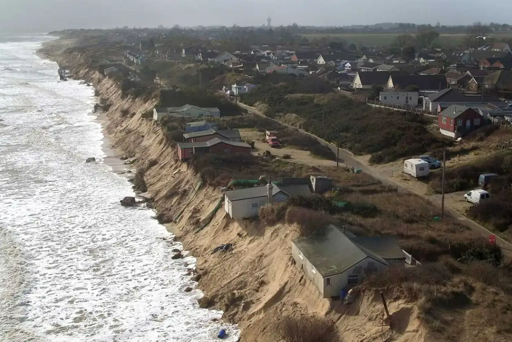 منازل قرب أمواج قوية على ساحل في المملكة المتحدة