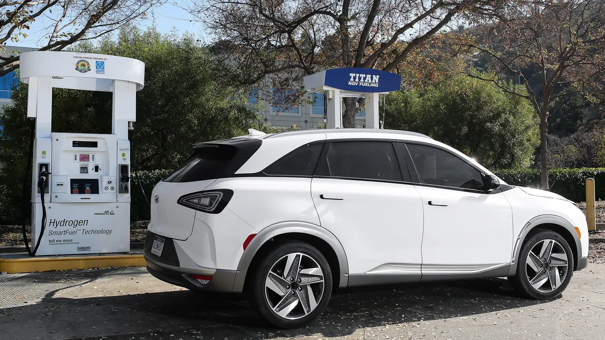 سيارة هيونداي رياضية تعمل بخلايا وقود الهيدروجين 