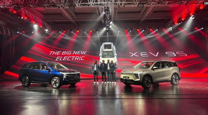 الاحتفال بإطلاق طراز الـ7 مقاعد لماهيندرا الهندية