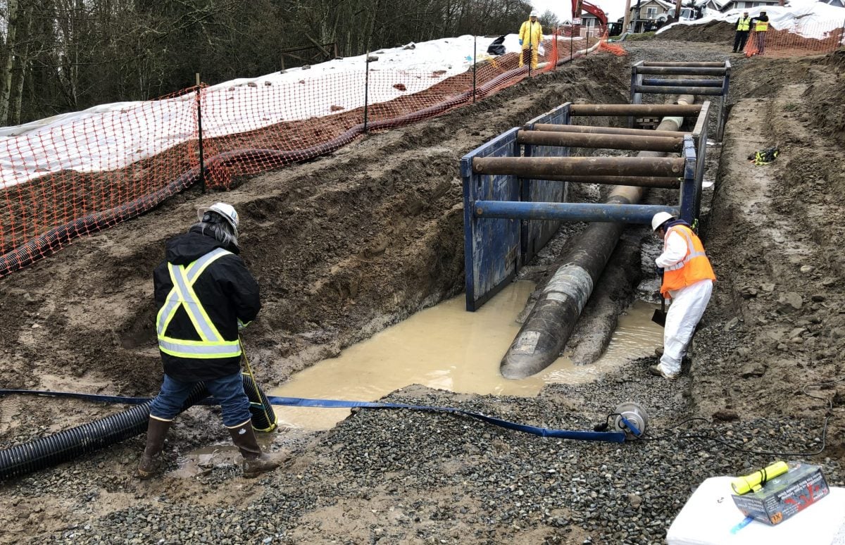 عمال يحاولون احتواء حادث تسرب سابق في خط أنابيب أولمبيك 