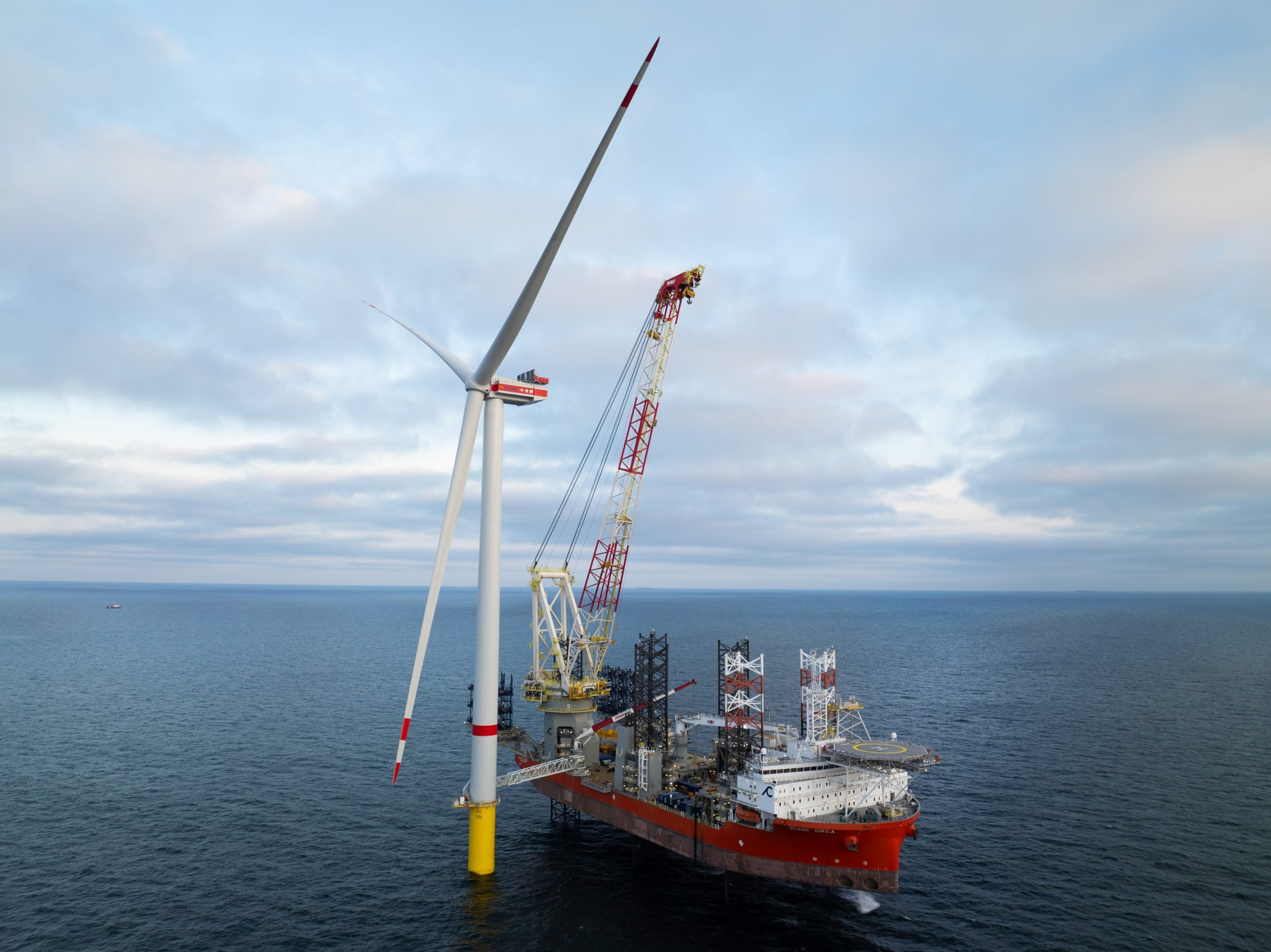 تركيب توربين في مزرعة هي درايت نورث سي