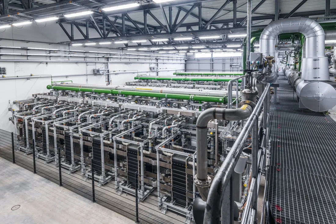 جهاز التحليل الكهربائي في منشأة لإنتاج الهيدروجين بمدينة لودفيغسهافن الألمانية