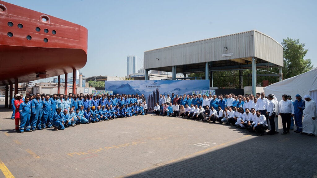 احتفال طاقم السفينة بإطلاق الهيكل 