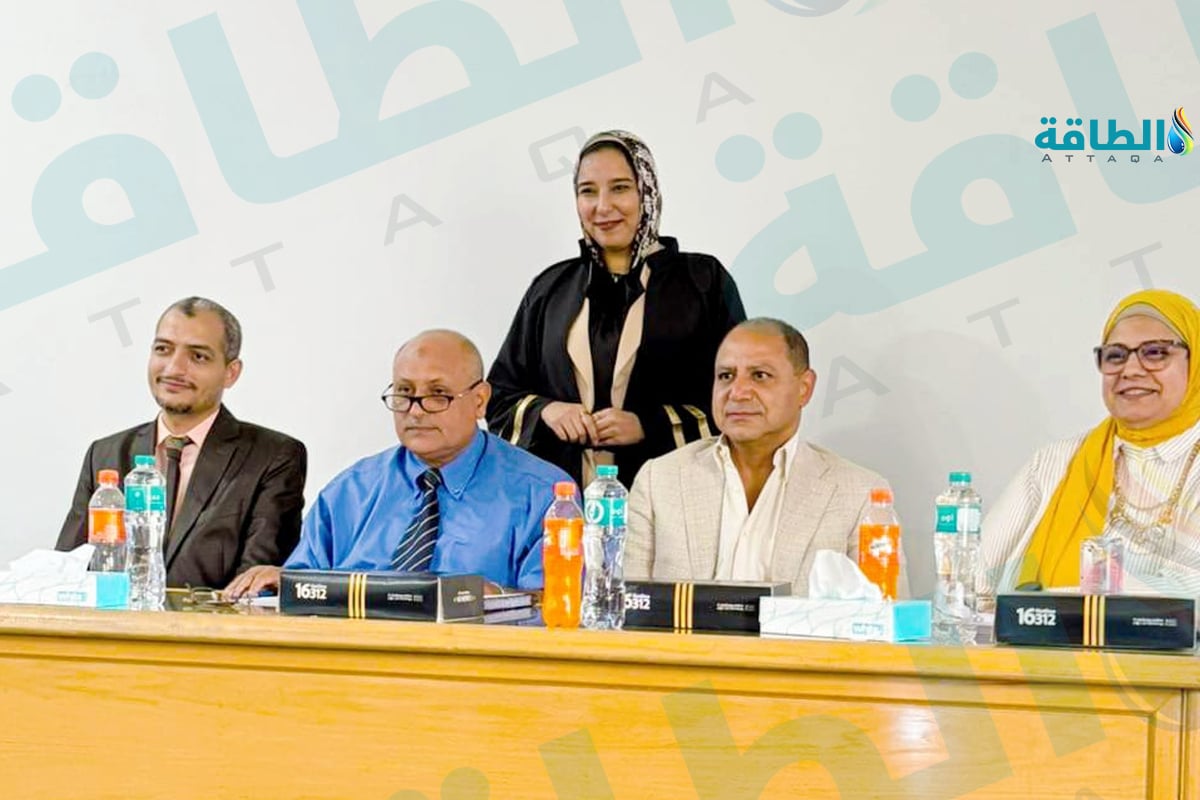 المهندسة إيمان محمد فهمي مع لجنة المناقشة بعد عرض رسالتها عن التوزيع الأمثل لمحطات شحن المركبات الكهربائية