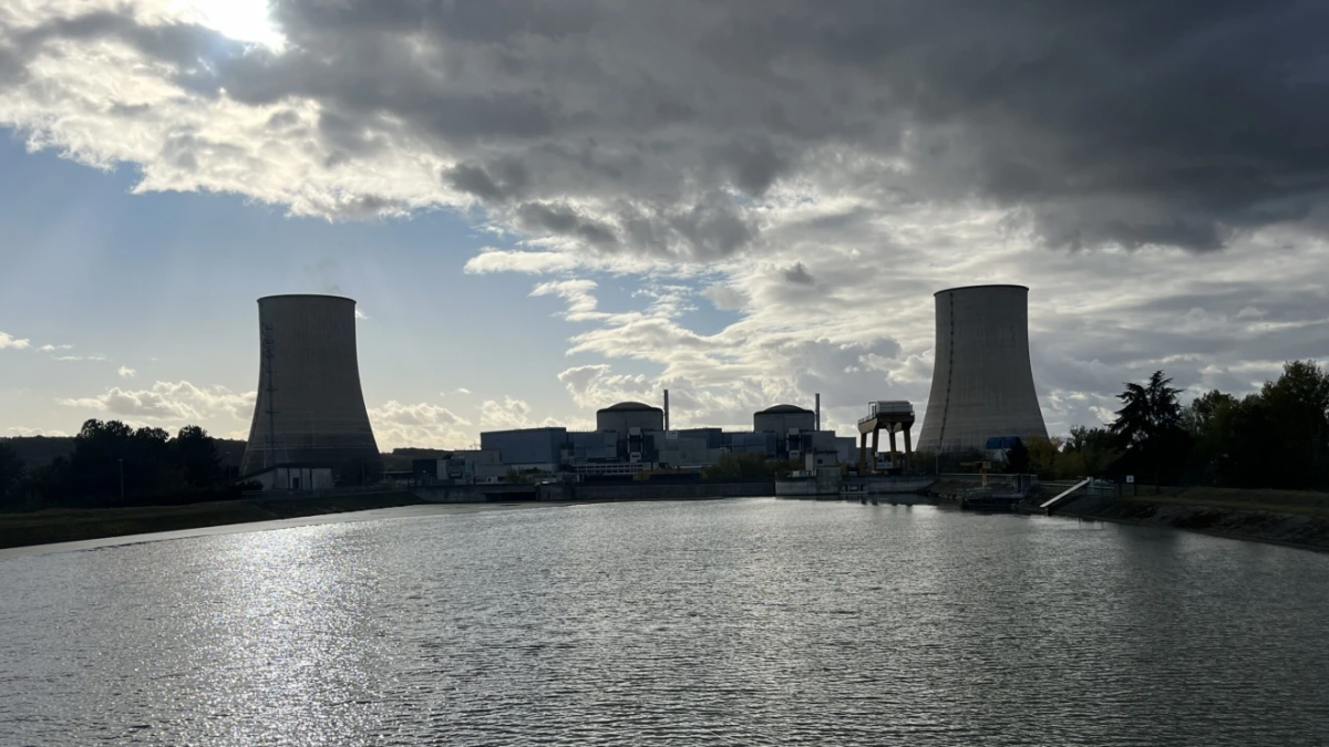 أبراج التبريد في محطة غولفيش النووية على ضفة نهر غارون