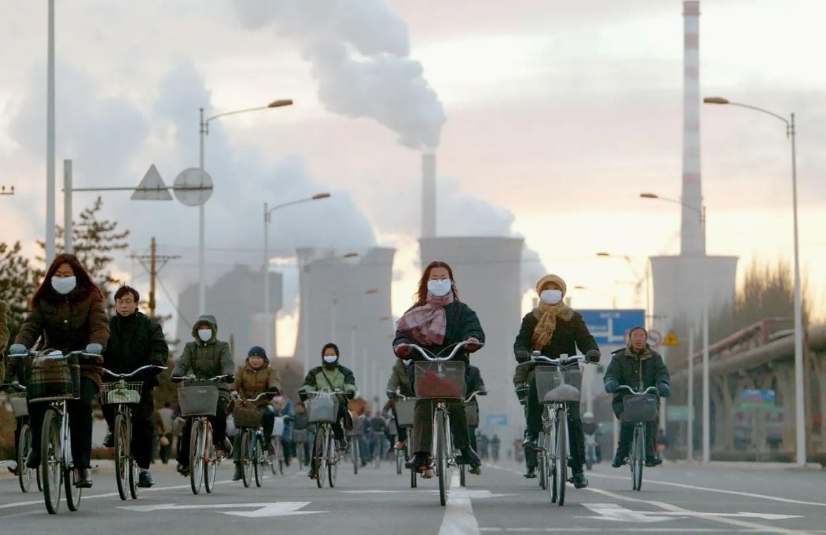 لحظة مغادرة عمال منشأة للحديد والصلب من بين القطاعات المدرجة بنظام تداول الانبعاثات في الصين