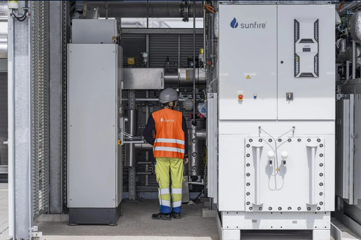 محلل كهربائي عامل بأكسيد الصلب