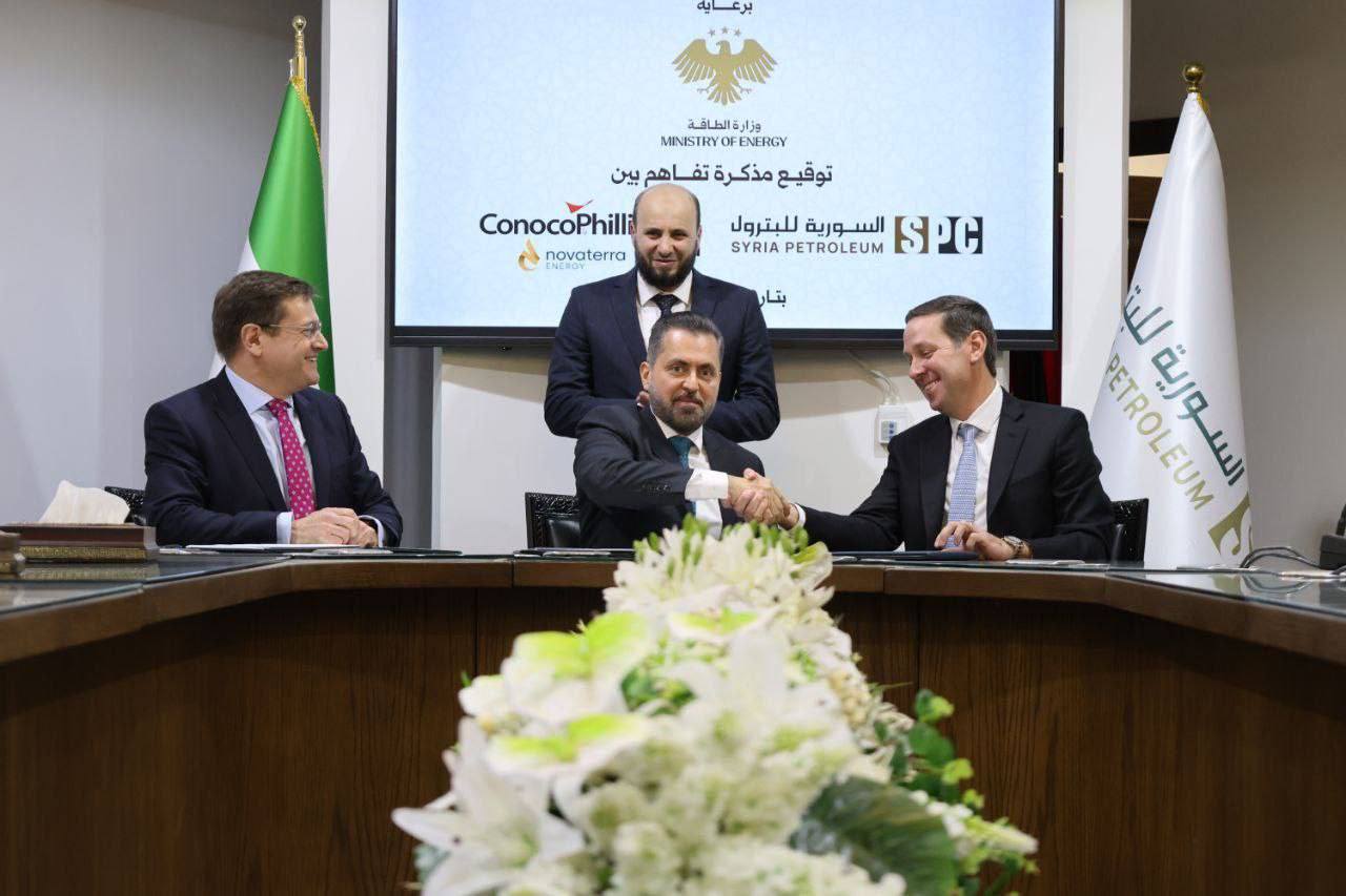 من مراسم توقيع الاتفاقية مع كونوكو فيليبس