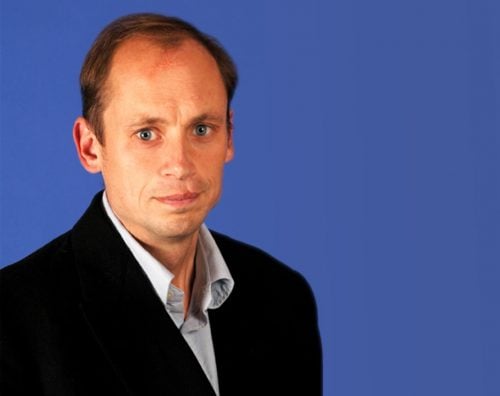 الكاتب الصحفي روس كلارك