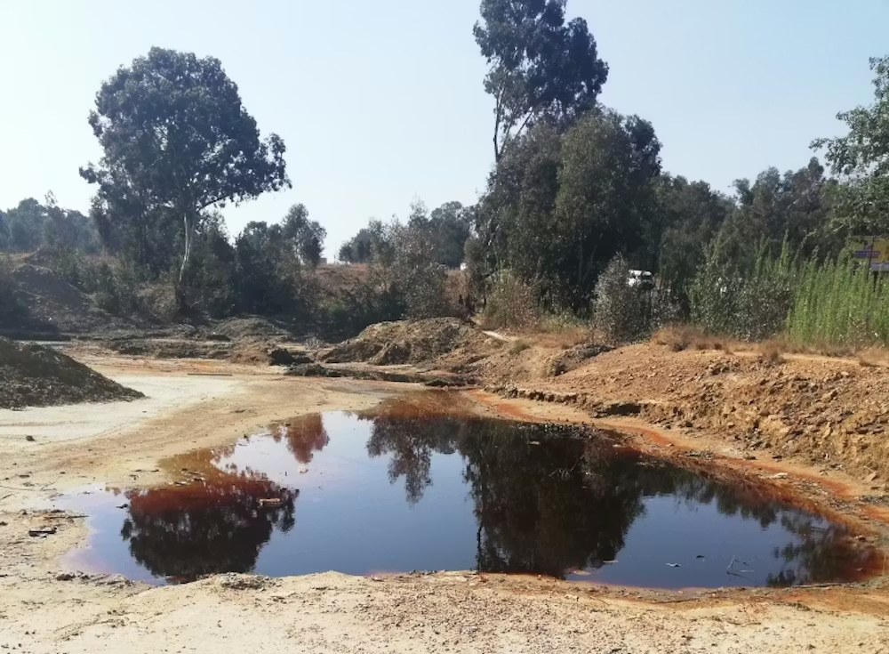 تصريف الأحماض السامة من أحد المناجم في مدينة كروغرسدورب بجنوب أفريقيا 