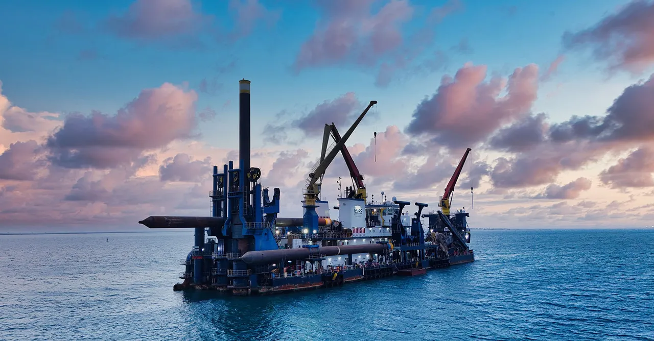 إحدى معدات شركة الجرافات البحرية