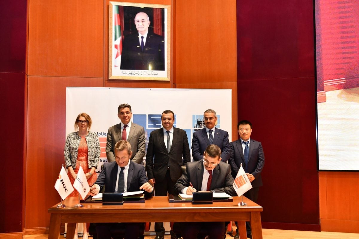 جانب من توقيع مشروع بتروكيماويات بين الجزائر وبتروفاك