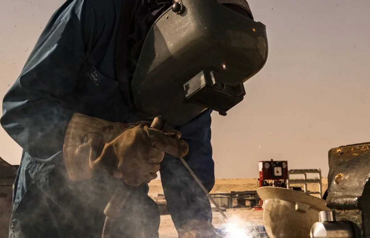 عامل في إحدى المنشآت التابعة لبرنامج تليد في السعودية