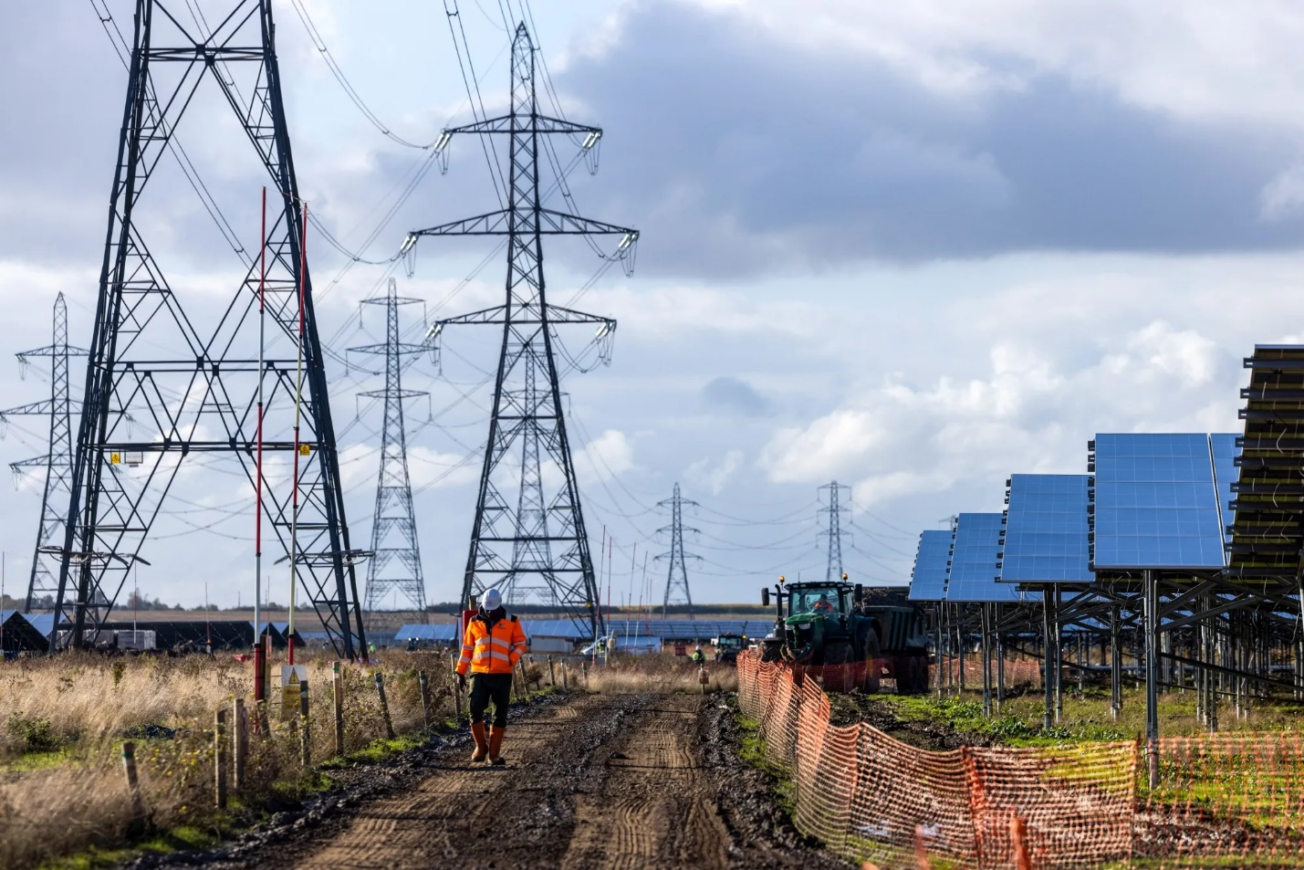 أبراج كهرباء وألواح شمسية بالقرب من بلدة فافيرشام في بريطانيا