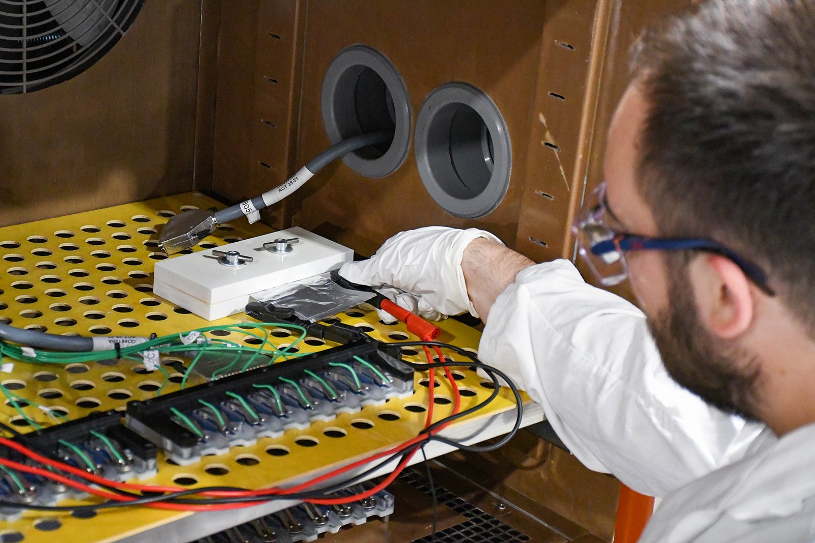 تصنيع بطاريات السيارات الكهربائية من نفايات الخشب