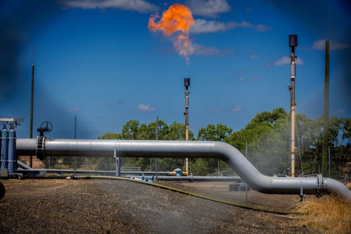 جانب من عمليات حرق الغاز داخل حقول تابعة لشركات النفط الوطنية