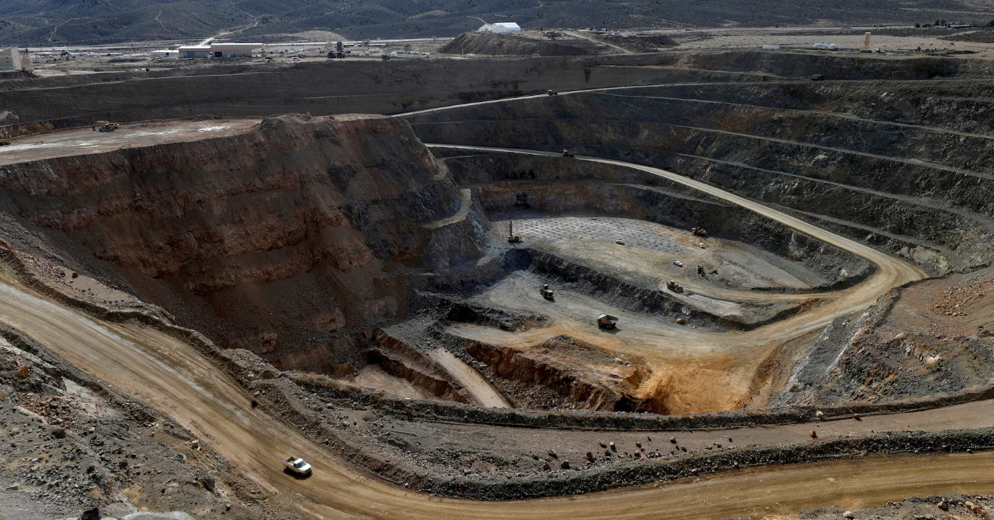 منجم (ماونتن باس) للمعادن الأرضية النادرة في ولاية كاليفورنيا