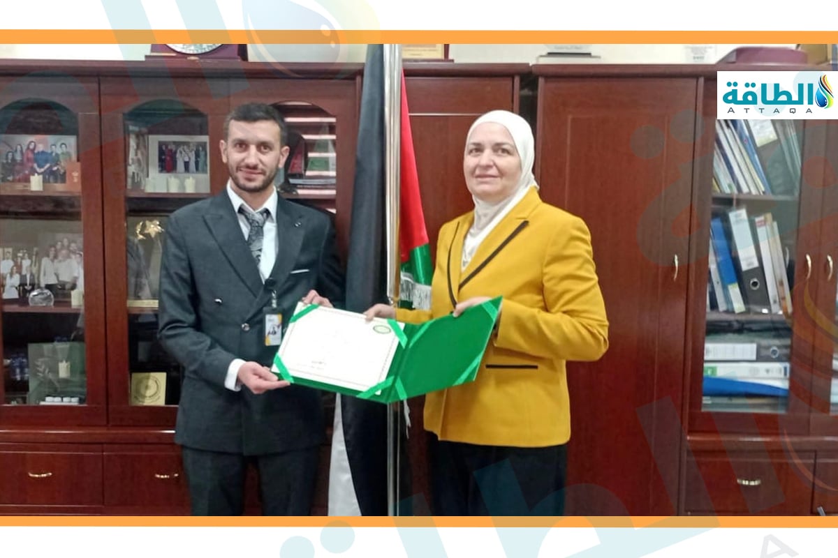 المهندس عمار العتوم أثناء تكريمه بعد فوزه بجائزة اليوم العربي لكفاءة الطاقة بدورته الـ13 