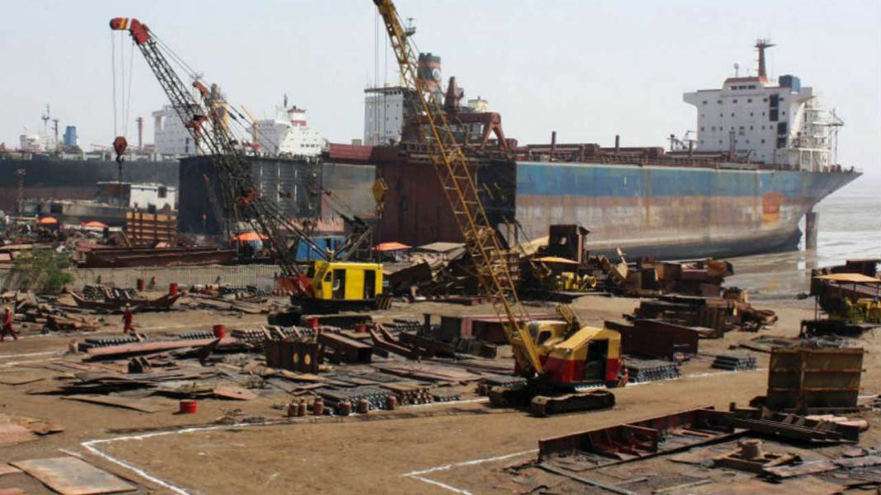 أجزاء مفككة من سفن 