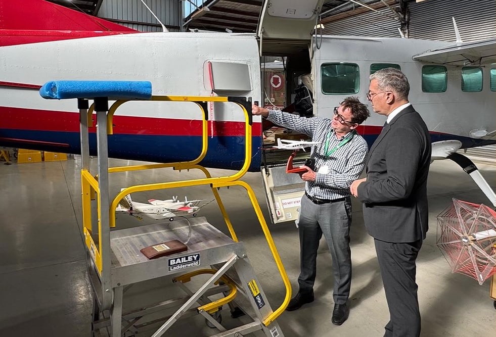 المهندس كريم بدوي يعاين إحدى الطائرات المستعملة في المسح الجوي