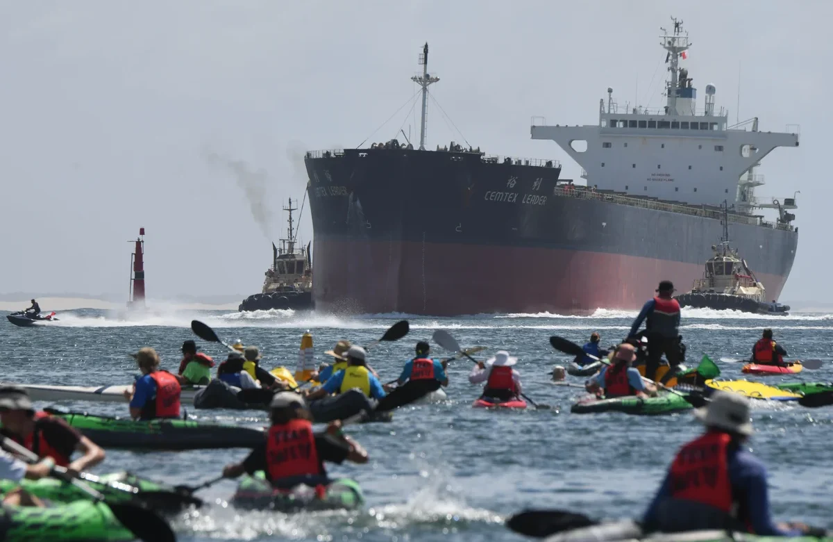 النشطاء يقتحمون ميناء تصدير الفحم الأسترالي