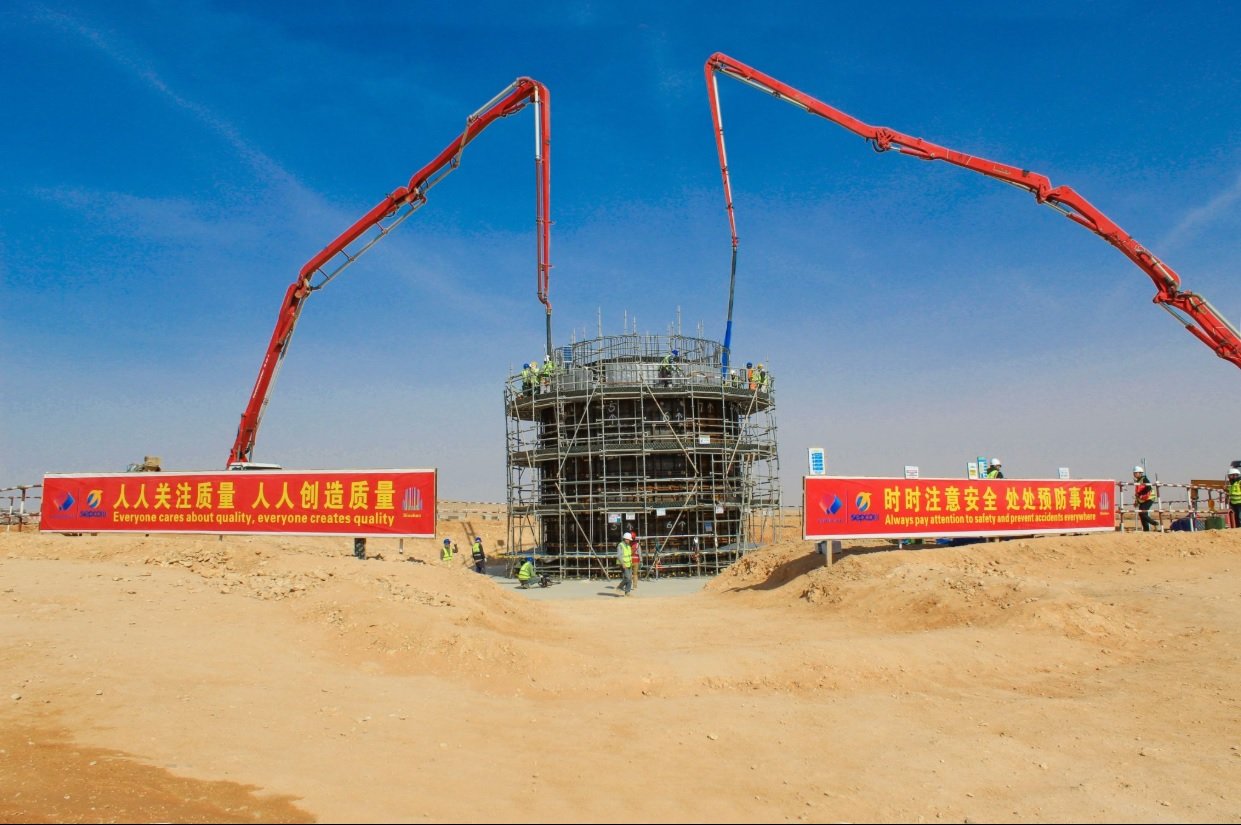 جانب من عمليات صب الخرسانة في مشروع الغاط لطاقة الرياح