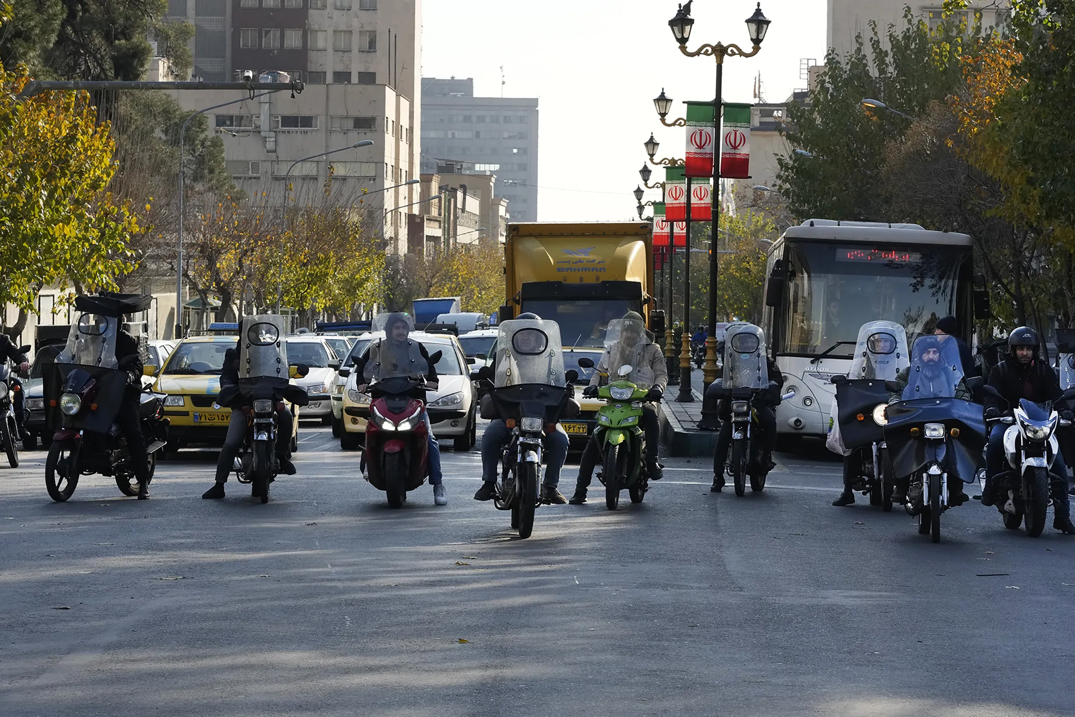 دراجات نارية في أحد شوارع مدينة طهران