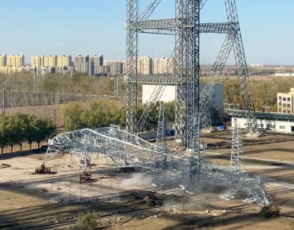 انهيار برج نقل كهرباء