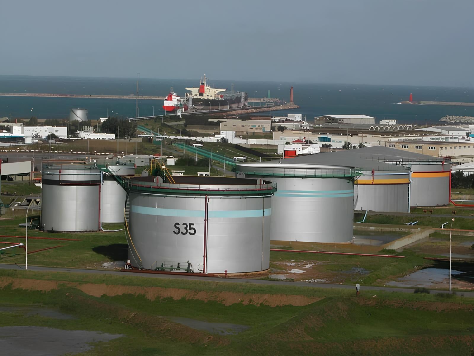 مرافق تخزين بمصفاة نفط في تونس