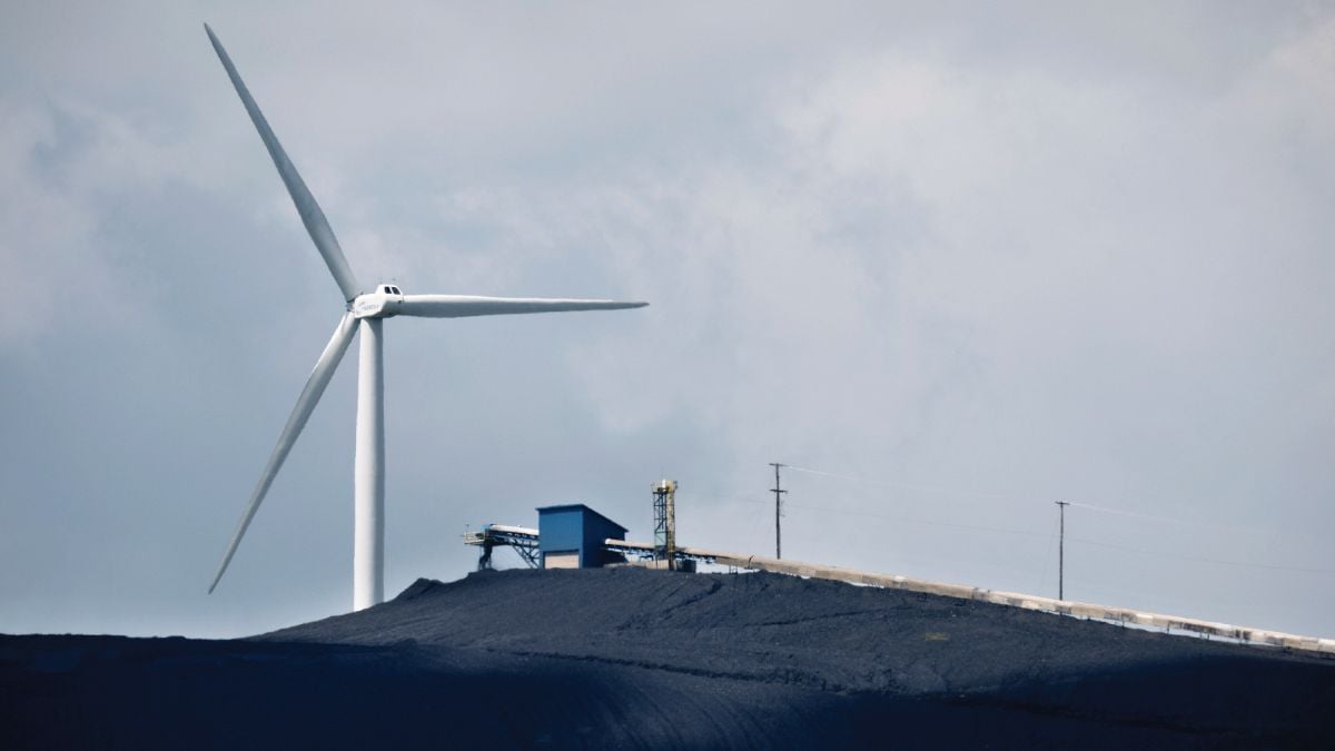 توربين رياح بجوار مصنع لمعالجة الفحم