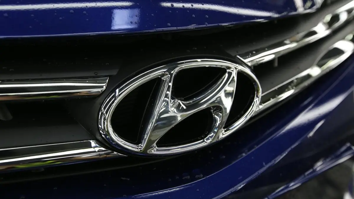 علامة شركة هيونداي على إحدى سياراتها