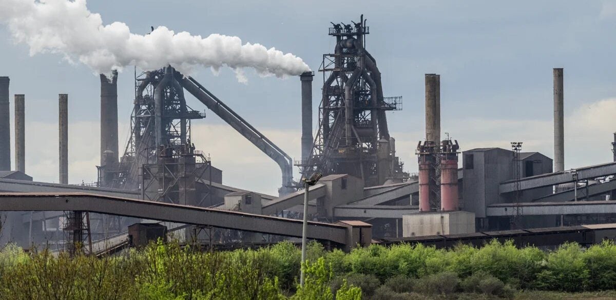 انبعاثات منطلقة من أحد مجمعات الصلب في بريطانيا