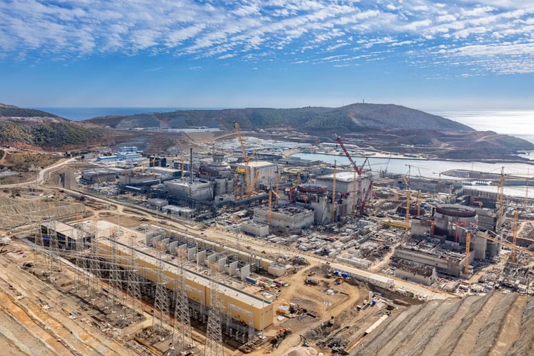 من أعمال البناء داخل محطة أقويو للطاقة النووية في تركيا