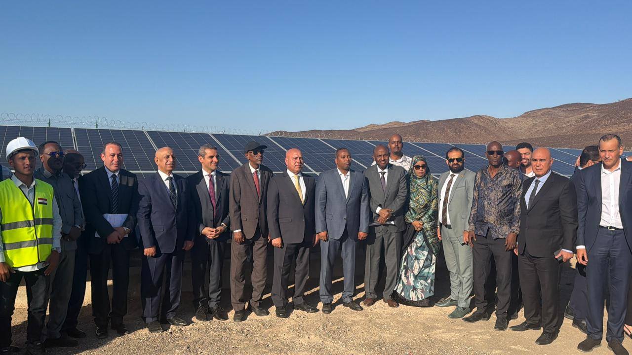 جانب من افتتاح وزير الصناعة والنقل المصري لمشروع الطاقة الشمسية في جيبوتي