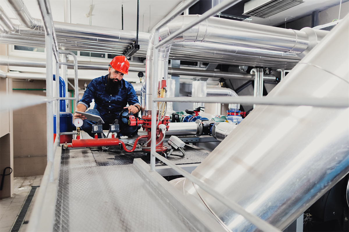 عامل داخل مصنع