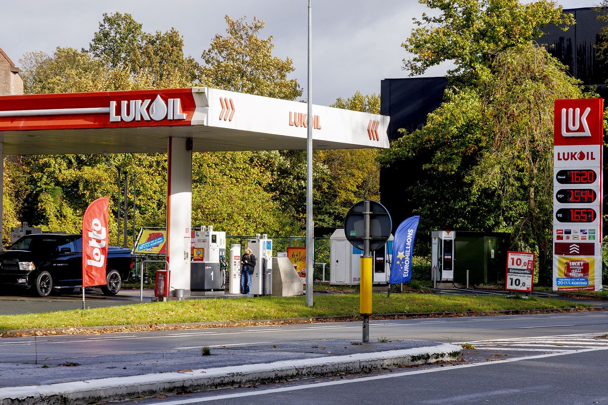 محطة وقود تابعة لشركة لوك أويل الروسية في بلجيكا