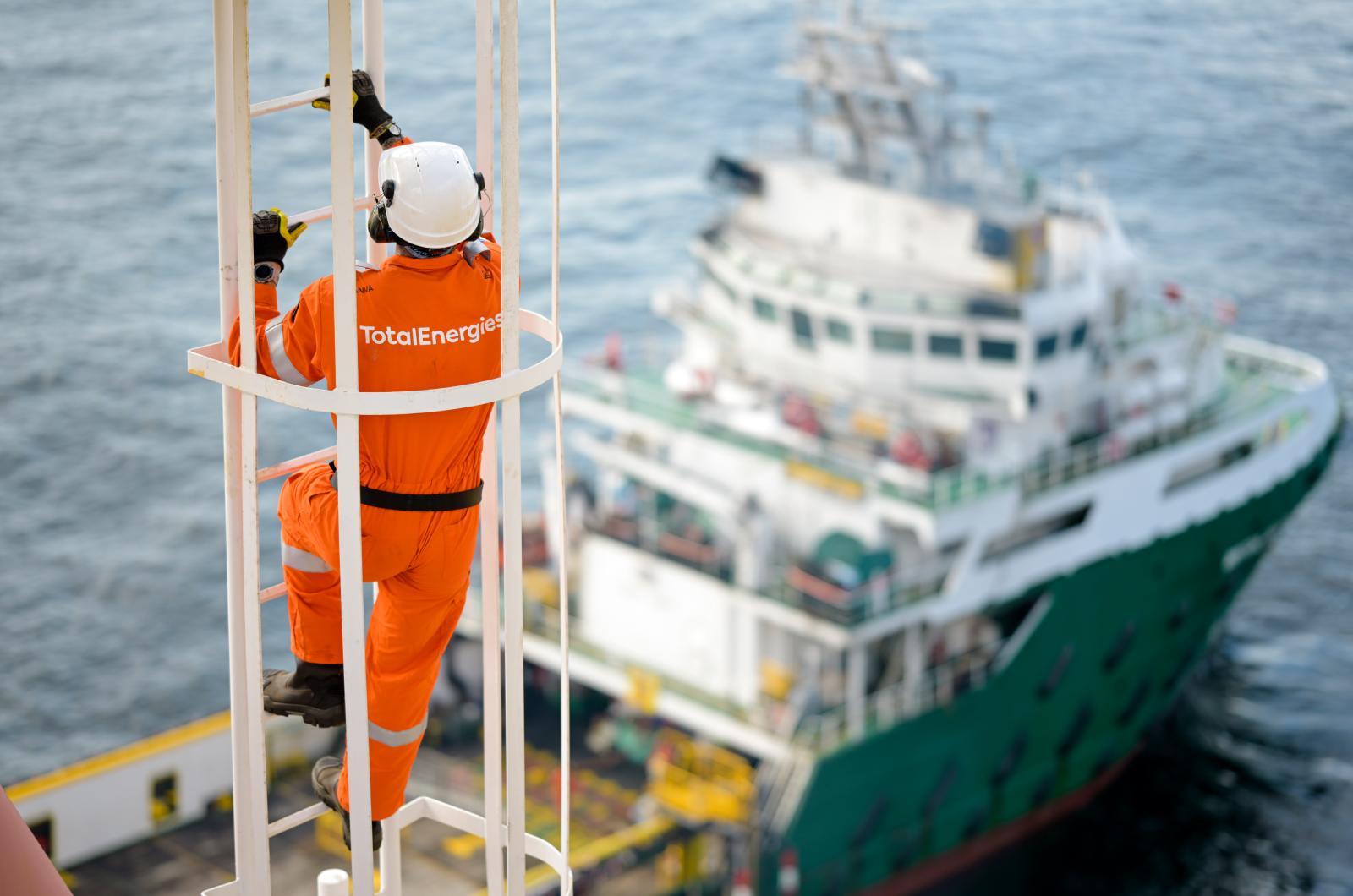 عامل في توتال إنرجي يباشر أعماله