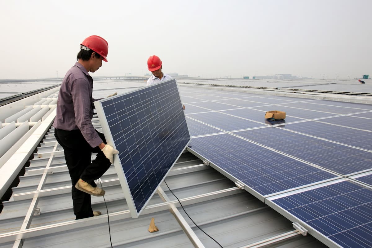 انب من تركيب محطة للطاقة الشمسية إحدى استثمارات الصين في قطاع الطاقة